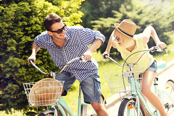 Paar mit Fahrrad